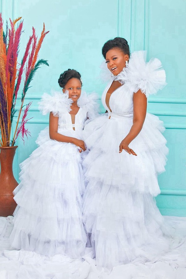 Robes Blanches à Volants Assorties Pour Mère Et Fille MGD215